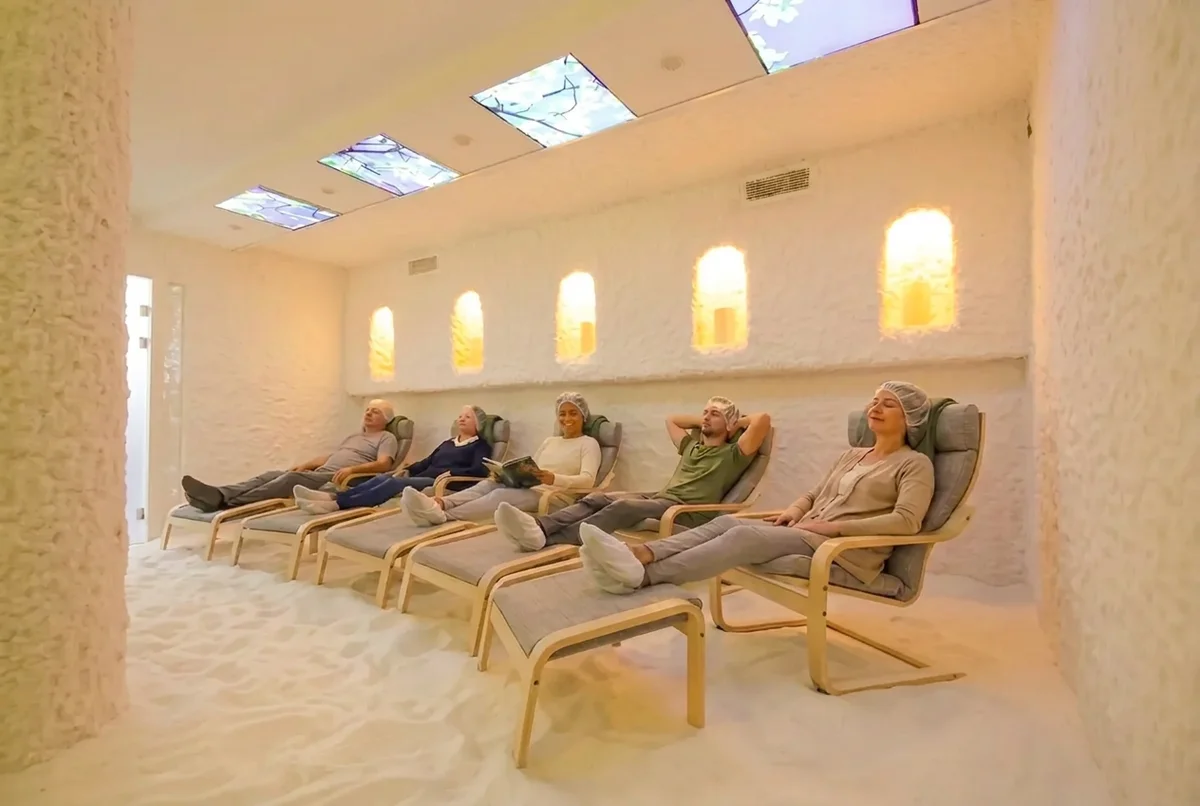 Zoutkamer bij HaloClinic Nederland met Himalayazout wanden en comfortabele stoelen